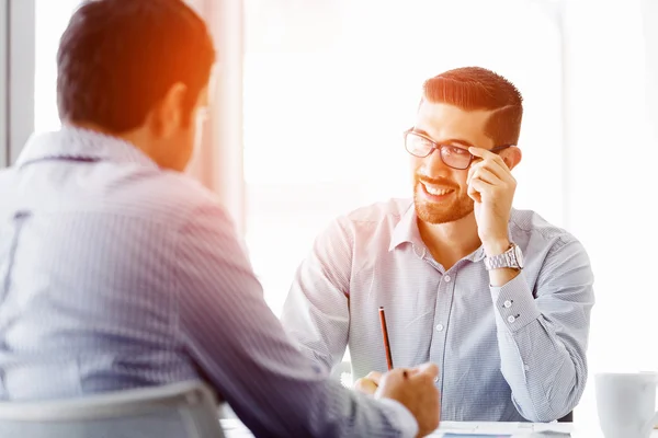 Attrayant employé de bureau assis au bureau — Photo