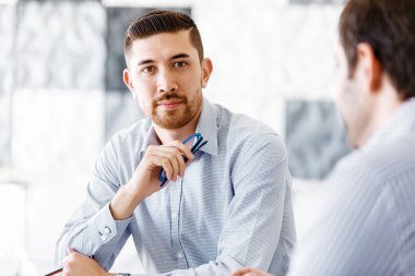 Modern ofisteki iş adamları