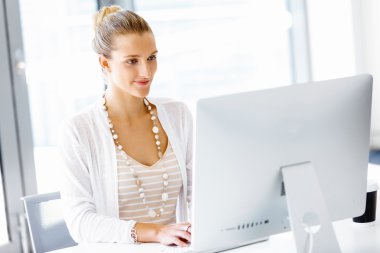 Çekici ofis çalışanı masada oturuyor.
