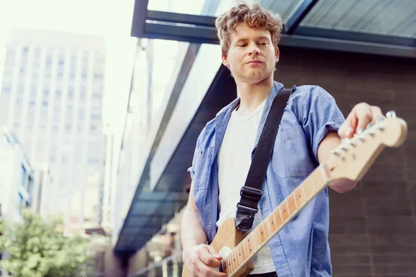 Junge Musikerin mit Gitarre in der Stadt — Stockfoto