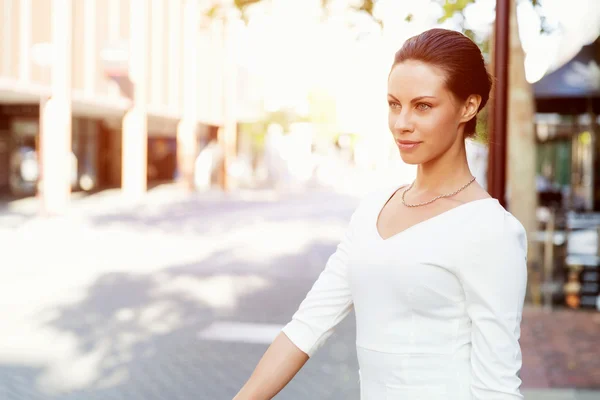 Portrait of business woman smiling outdoor — Stock Photo, Image