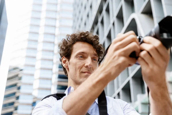 Male photographer taking picture — Stock Photo, Image