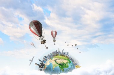 Hava balonları yaz gökyüzünde