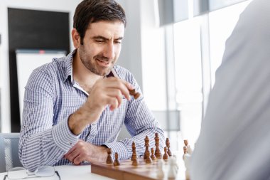 İki genç adam satranç portresi
