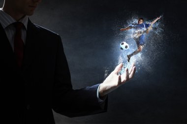 Futbolcu topa vuruyor