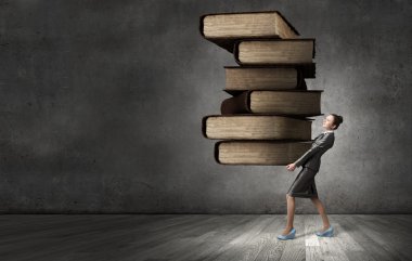 Kadın kitap taşıma yığını