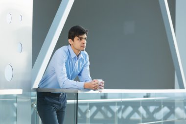 Balkon korkuluk eğilerek işadamı