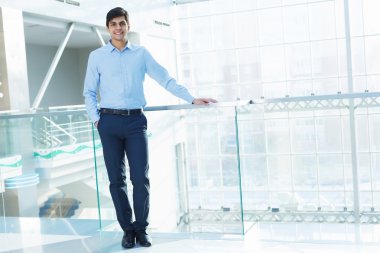 Balkon korkuluk eğilerek işadamı