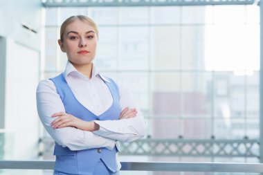 Çekici kadın ofis binası