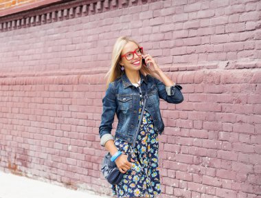 Sokakta yürüyen genç bir kadın