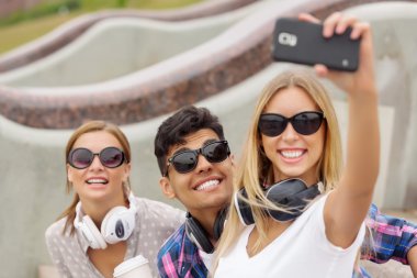 Arkadaş grubu selfie fotoğraf yapmak