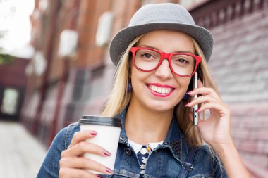 Sokakta yürüyen genç bir kadın