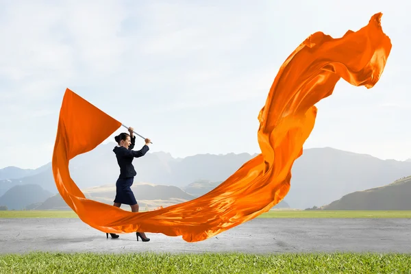 Mulher acenando bandeira — Fotografia de Stock