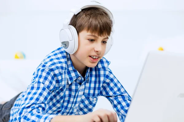 Niño disfrutando del tiempo libre — Foto de Stock