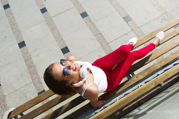 Tiener meisje met tijd in openlucht — Stockfoto