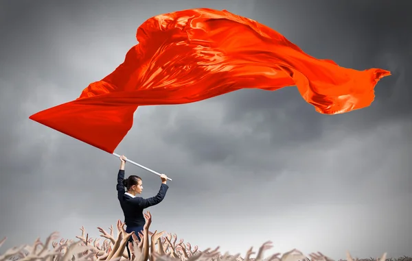 Mulher acenando bandeira vermelha — Fotografia de Stock