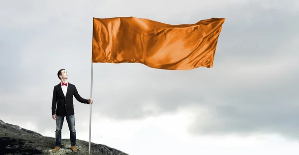 Mann mit orangefarbener Fahne — Stockfoto