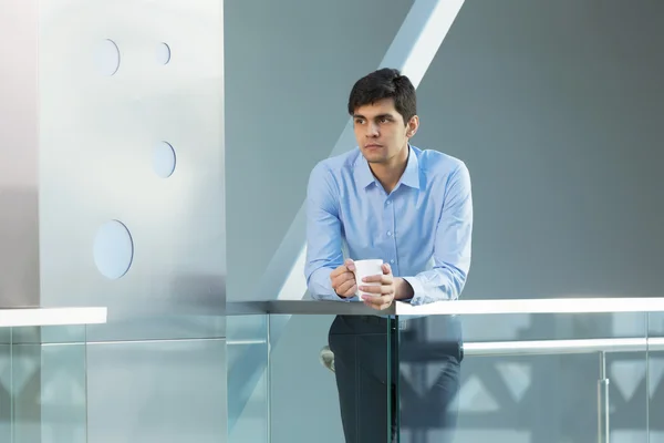 Uomo d'affari appoggiato su ringhiere balcone — Foto Stock