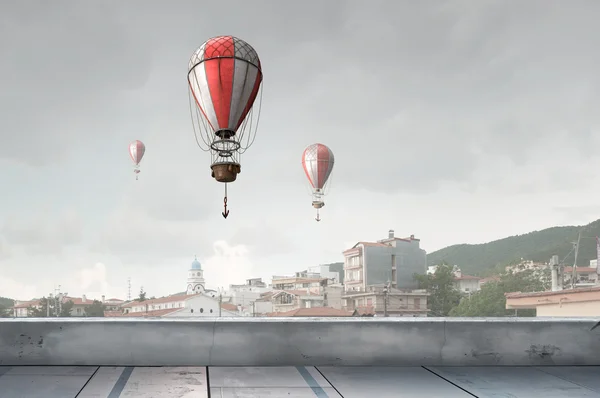 Αερόστατα που πετούν πάνω από πόλη — Φωτογραφία Αρχείου