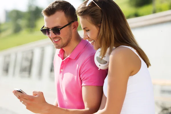 Hermosa pareja pasando fin de semana al aire libre —  Fotos de Stock