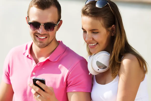 Hermosa pareja pasando fin de semana al aire libre — Foto de Stock