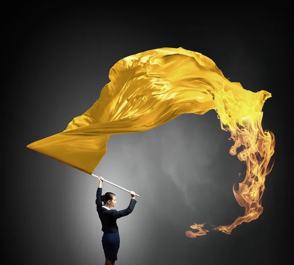 Femme agitant drapeau jaune — Photo