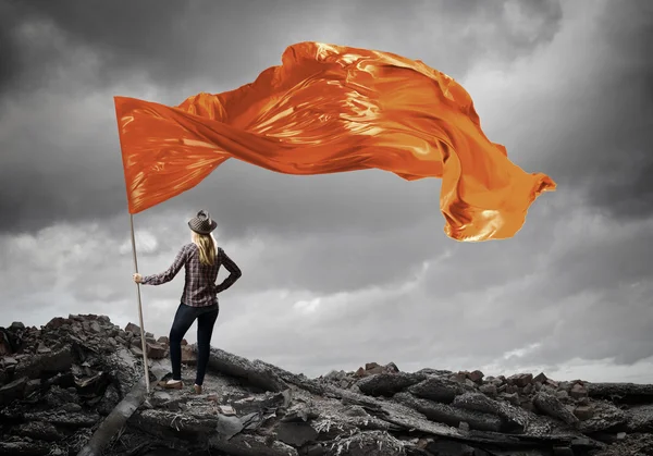 Vrouw met oranje vlag zwaaien — Stockfoto