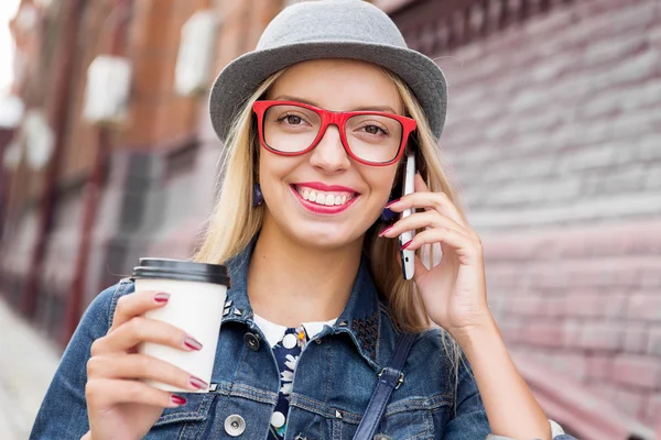 Young woman walking down the street — Stock Photo, Image