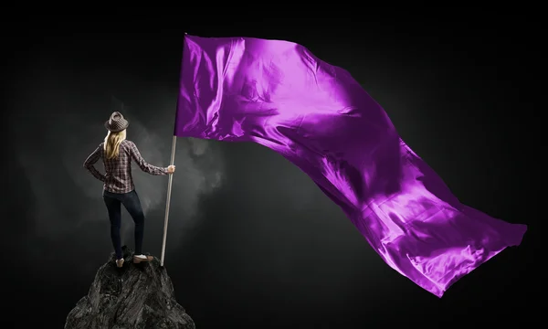 Mujer con bandera ondeante púrpura —  Fotos de Stock