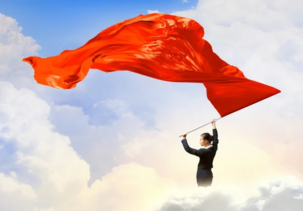 여자 흔들며 붉은 깃발 — 스톡 사진