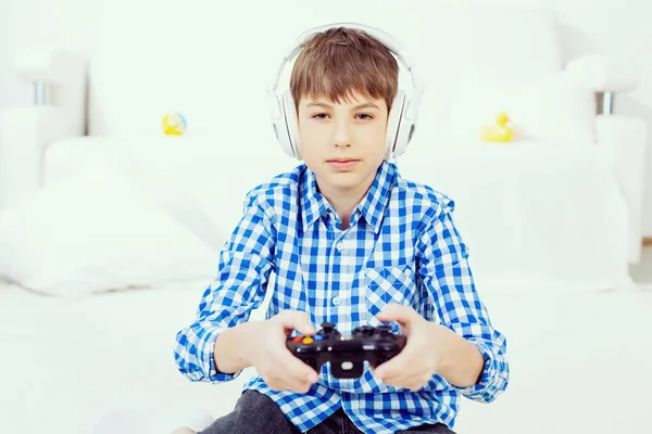 Παίζοντας παιχνίδι κονσόλα αγόρι — Φωτογραφία Αρχείου