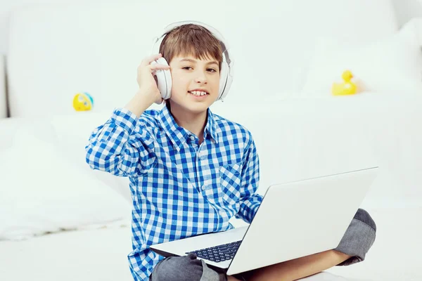 Niño disfrutando del tiempo libre — Foto de Stock