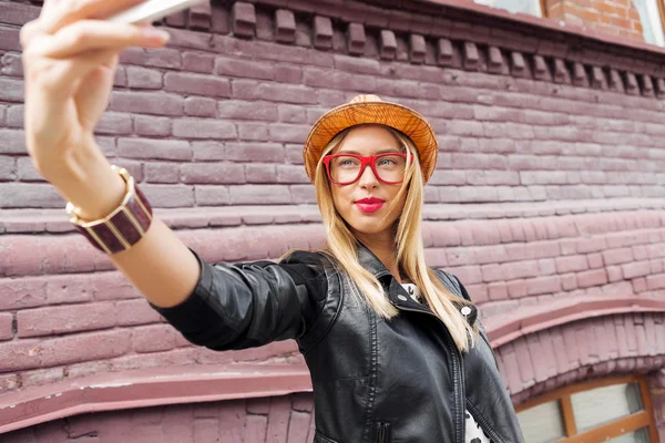 Menina visitando atrações turísticas — Fotografia de Stock