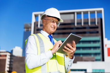 İnşaat alanında mühendis.