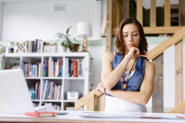 Yaratıcı ofiste duran genç kadın