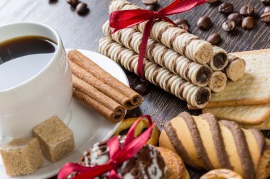 Bisküvi ve kahve masada