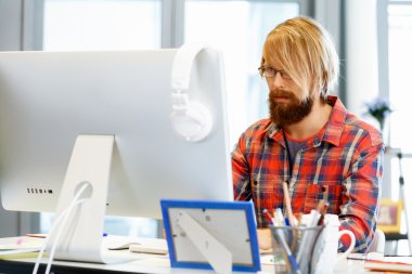 ofis yakışıklı işadamı