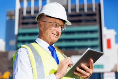 İnşaat alanında mühendis.