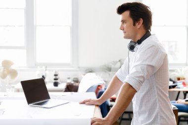 Genç yaratıcı ofis önünde duran adam