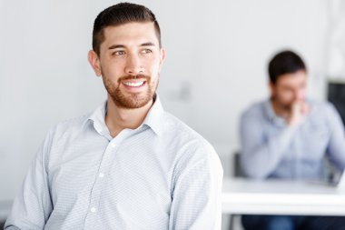 Çekici ofis çalışanı masada oturuyor.