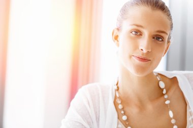 Çekici ofis çalışanı masada oturuyor.