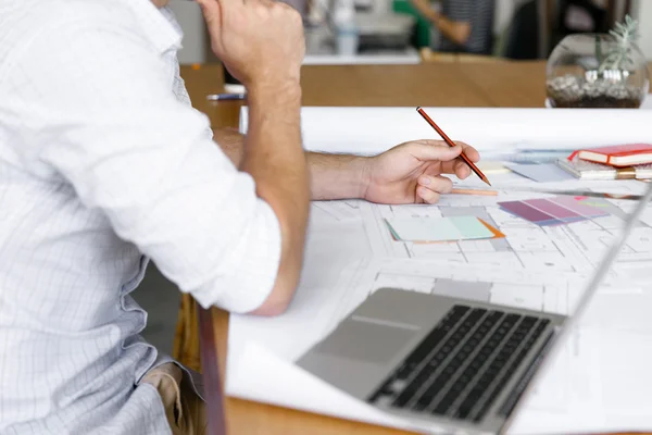 Mannelijke designer werkzaam bij Bureau — Stockfoto