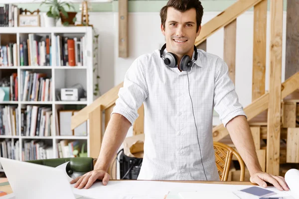 Jeune homme debout dans un bureau créatif — Photo