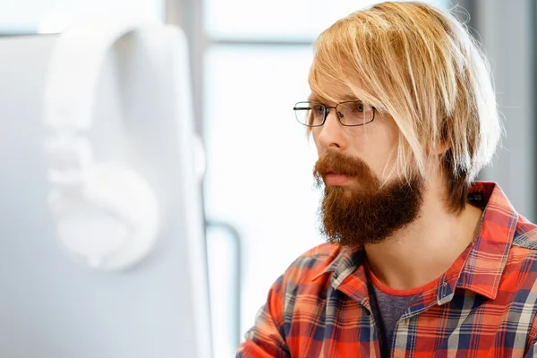 Schöner Geschäftsmann im Amt — Stockfoto