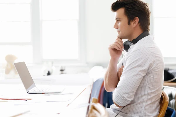 Young businessman in office — Stock Photo, Image