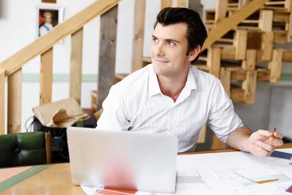 Mannelijke architect in office — Stockfoto