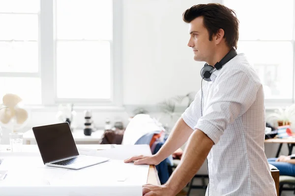 Jeune homme debout dans un bureau créatif — Photo