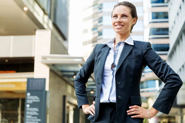 Портрет деловой женщины, улыбающейся на открытом воздухе — стоковое фото