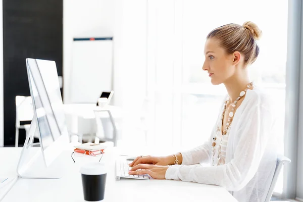 Aantrekkelijke kantoormedewerker aan het bureau — Stockfoto