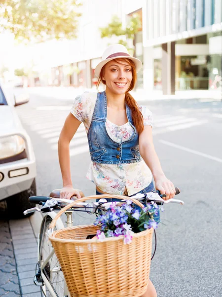 Piękna kobieta, jazda na rowerze — Zdjęcie stockowe